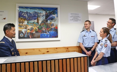 Les gendarmes découvrent leur tableau